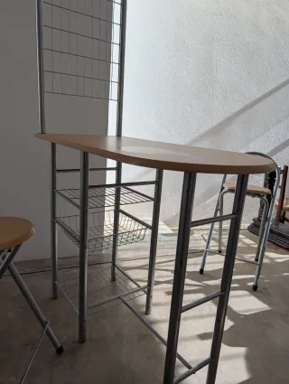 Mesa alta con 2 taburetes