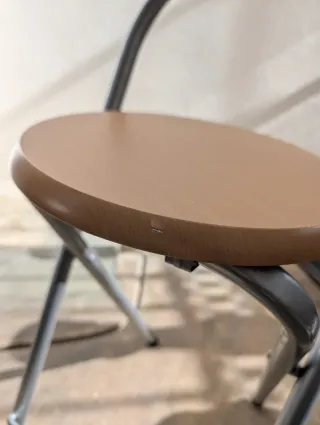 Mesa alta con 2 taburetes