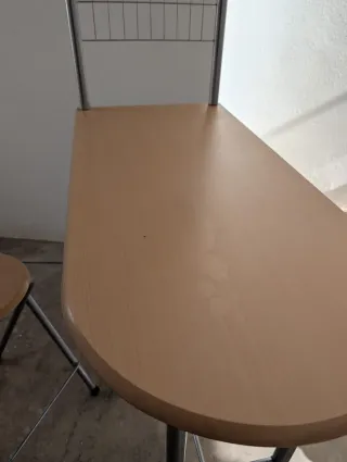 Mesa alta con 2 taburetes