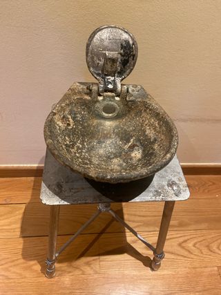 Bebedero antiguo de metal