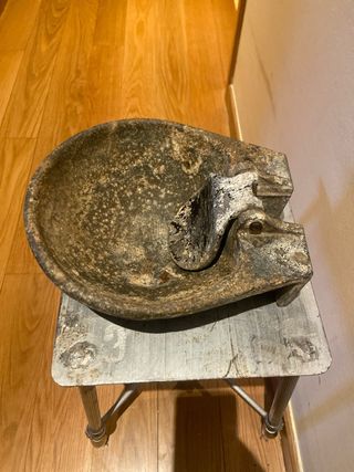 Bebedero antiguo de metal