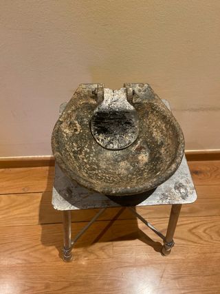 Bebedero antiguo de metal