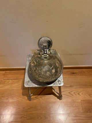 Bebedero antiguo de metal