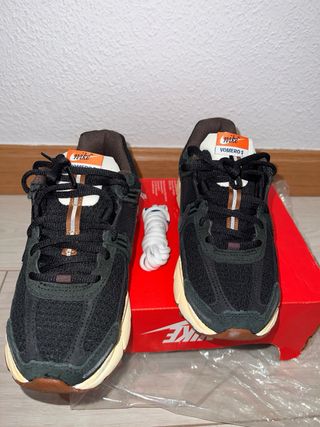 Nike Vomero RRNG Zapatillas Beige/Negro