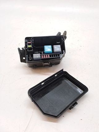 CAJA RELES / FUSIBLES TOYOTA YARIS (4)