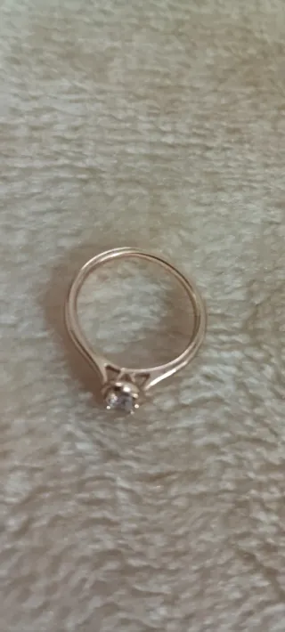Anillo estilo solitario de acero bañado en oro