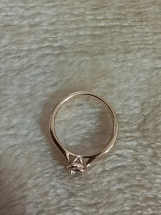 Anillo estilo solitario de acero bañado en oro