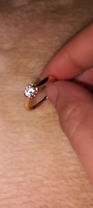 Anillo estilo solitario de acero bañado en oro