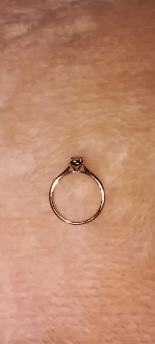 Anillo estilo solitario de acero bañado en oro