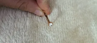 Anillo estilo solitario de acero bañado en oro