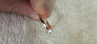 Anillo estilo solitario de acero bañado en oro