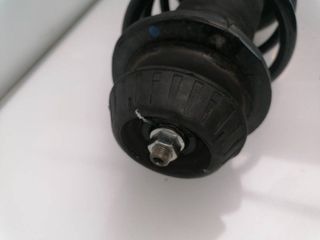 AMORTIGUADOR DELANTERO IZQUIERDO TOYOTA YARIS (NCP1/NLP1/SCP