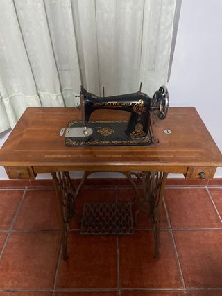 Máquina de coser antigua Alfa