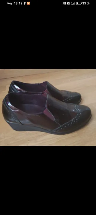 Zapatos de vestir negros y morados