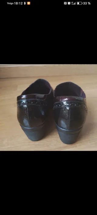 Zapatos de vestir negros y morados