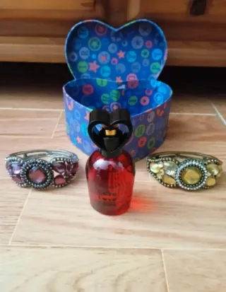 Pack LOVE: Colonia corazón + 2 brazaletes Vintage.