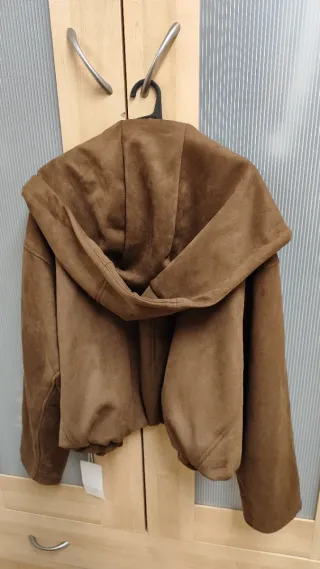 Chaqueta bomber marrón con capucha