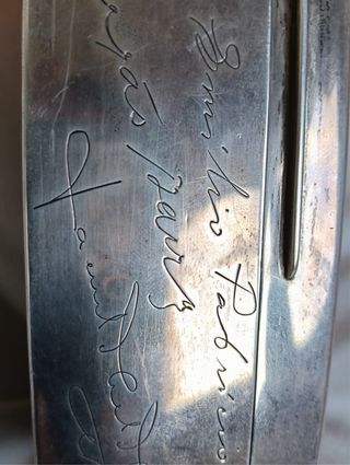 Pieza Coleccion con inscripciones y sellos.