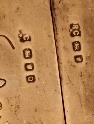 Pieza Coleccion con inscripciones y sellos.