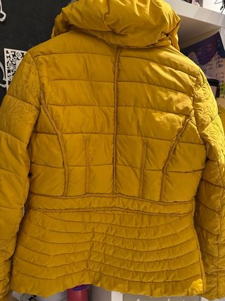 Chaqueta acolchada Desigual mostaza