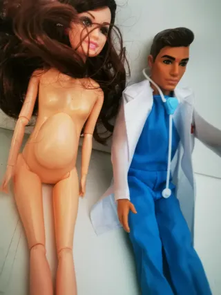 Muñeca embarazada y doctor