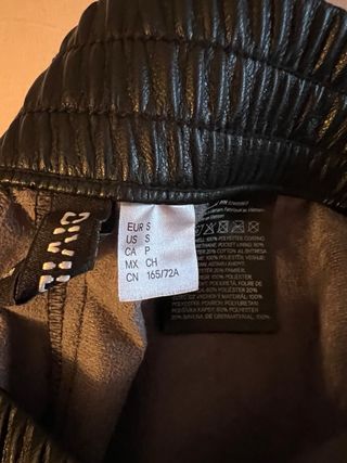 Pantalón efecto piel negro