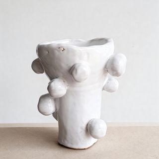 Vaso in ceramica artigianale con sfere scultoree
