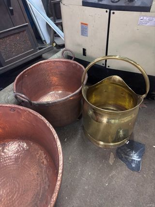 Caldera,ollas y objetos de laton y cobre.