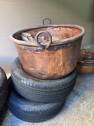 Caldera,ollas y objetos de laton y cobre.