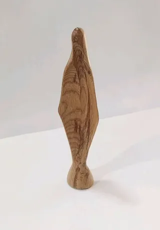 Madonna stilizzata in legno, alta 19 cm