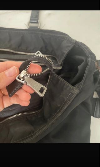 Borsa Prada nera con draghi argentati