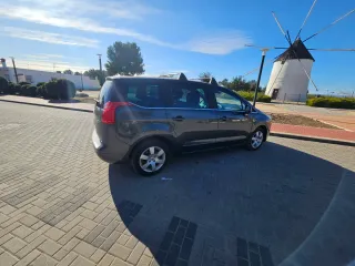 Peugeot 5008 2011