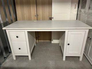Escritorio blanco con cajones y puertas