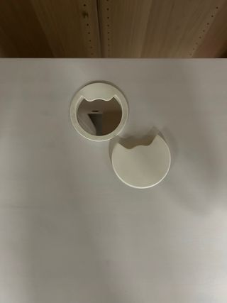 Escritorio blanco con cajones y puertas