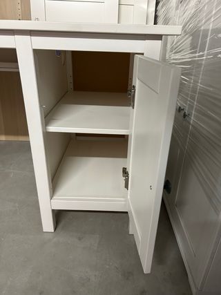 Escritorio blanco con cajones y puertas