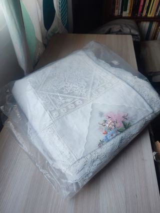 MANTEL AJUAR Bordado a Mano y Encaje 240x240 NUEVO
