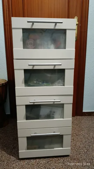 Cajonera blanca con 4 cajones.