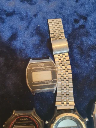 Lote de 10 relojes digitales y analógicos no compr