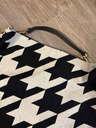 Bolso Poncho Carolina Herrera Lana Blanco y Negro