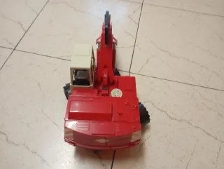 Excavadora de juguete roja