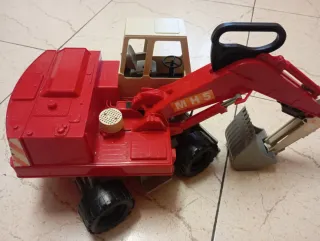 Excavadora de juguete roja