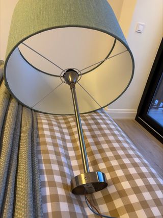 Estor, cojines y lámpara verde todo a juego