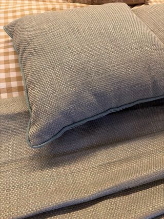 Estor, cojines y lámpara verde todo a juego