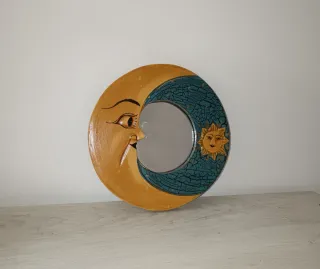 Specchio luna e sole in legno. Nessuna marca.