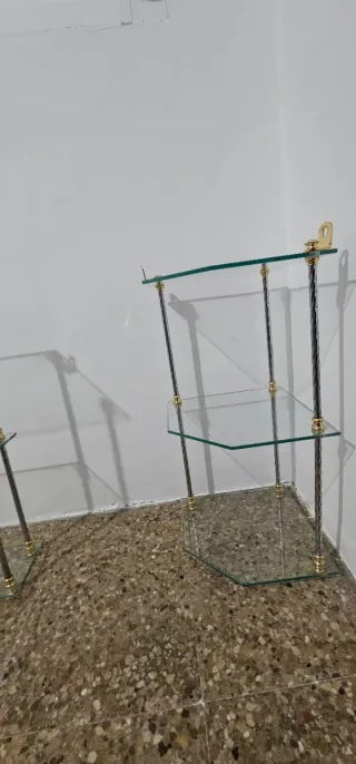 Estanterías de cristal y metal doradas para colgar