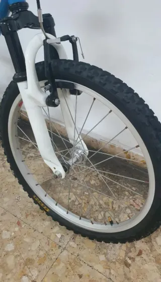 Bicicleta infantil azul y blanca