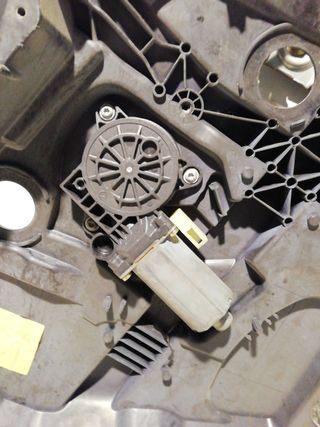 ELEVALUNAS DELANTERO DERECHO FORD FIESTA BERLINA (2)