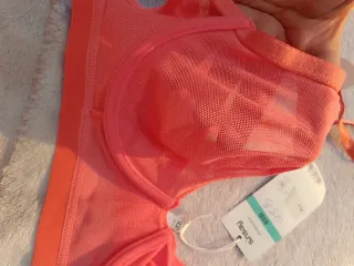 Sujetador Asus 80B  No lleva relleno.