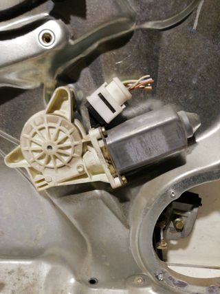 MOTOR ELEVALUNAS DELANTERO IZQUIERDO VOLKSWAGEN PASSAT BERLI