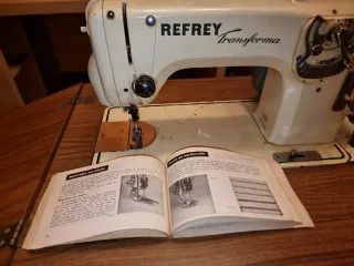 Máquina de coser antigua Refrey